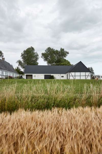 Bindingsværksgård ”tækket” med stålprofiler, Sneserevej 69, 4733 Tappernøje